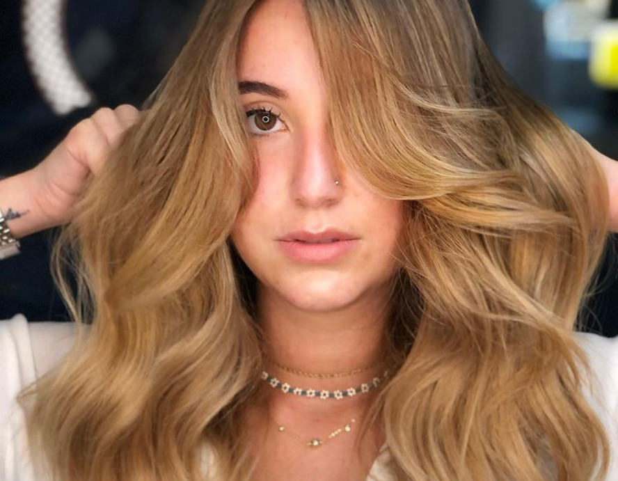 Karmelowy blond – komu pasują włosy toffi? Jaką farbę wybrać?