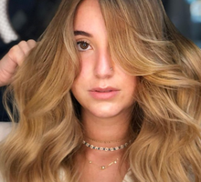 Karmelowy blond – komu pasują włosy toffi? Jaką farbę wybrać?