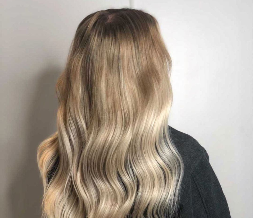 Chłodny blond – komu pasuje? Jaki odcień wybrać?