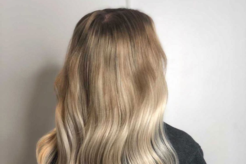 Chłodny blond – komu pasuje? Jaki odcień wybrać?