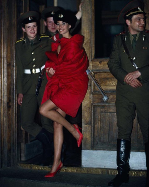 IKEA wypuściła kołdro-płaszcz, na punkcie, którego oszalał świat. Nie byli pierwsi!