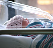 Dziewczynka z Zespołem Downa pozostawiona w oknie życia w Częstochowie. Policja prowadzi śledztwo