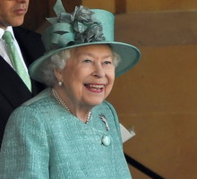 Królowa Elżbieta II zrezygnowała z żałobnego stroju. Kwiecista bluzka, perły i szeroki uśmiech podzieliły Brytyjczyków