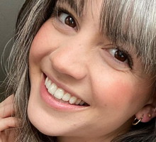 Pierwsze siwe włosy miała w wieku 12 lat. Dziś pomaga tysiącom kobiet!