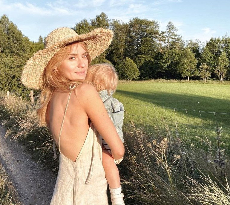 Kasia Tusk już nie ukrywa drugiej ciąży. Dumnie prezentuje ciążowy brzuszek w pięknej stylizacji na lato