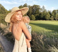 Kasia Tusk już nie ukrywa drugiej ciąży. Dumnie prezentuje ciążowy brzuszek w pięknej stylizacji na lato