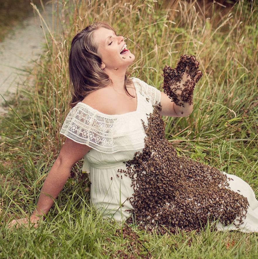 Zrobiła sobie sesję w ciąży z rojem pszczół na brzuchu. "Królowa pszczół" opowiedziała o swojej tragedii