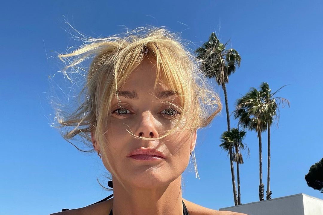 Izabella Scorupco w bikini - zdjęcia
