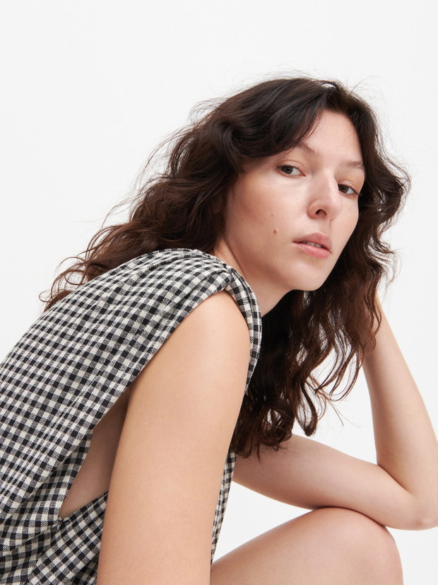 Sukienka z podkreślonymi ramionami 39,99 zł