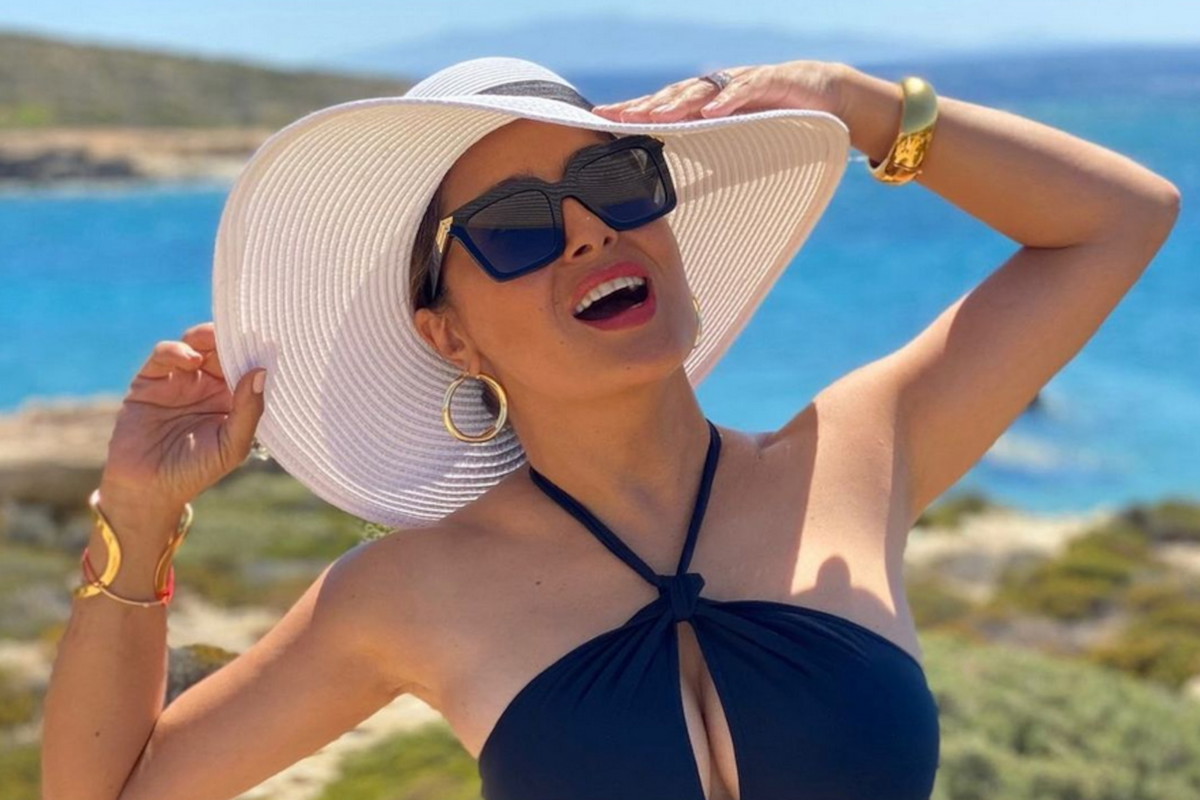 Salma Hayek powiększyła biust? "To nie operacja plastyczna, to menopauza"