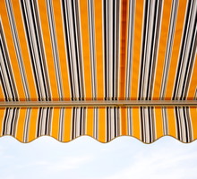 Tkaniny na markizy - jakie powinna spełniać warunki i jak ją wymienić?