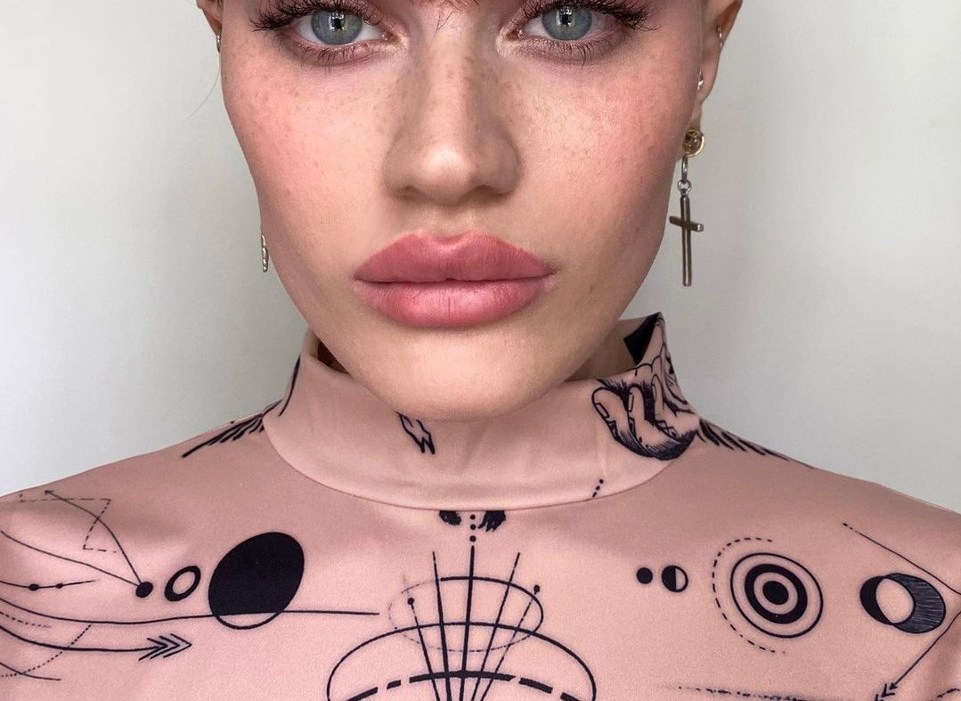 Wygląda jak Frida Kahlo. Modelka z monobrwią gra na nosie hejterom: „Co strasznego jest we włosach na twarzy?”