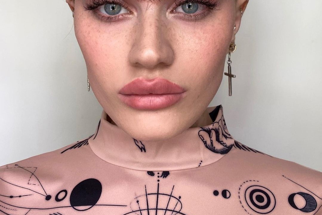 Wygląda jak Frida Kahlo. Modelka z monobrwią gra na nosie hejterom: „Co strasznego jest we włosach na twarzy?”