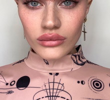 Wygląda jak Frida Kahlo. Modelka z monobrwią gra na nosie hejterom: „Co strasznego jest we włosach na twarzy?”