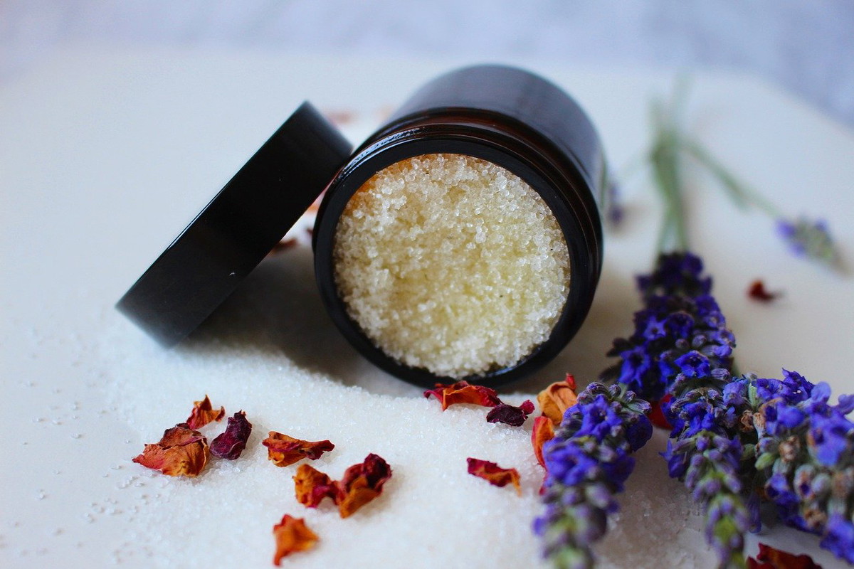 Peeling do skóry głowy - ten kosmetyk warto wprowadzić do codziennej pielęgnacji włosów
