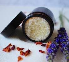 Peeling do skóry głowy - ten kosmetyk warto wprowadzić do codziennej pielęgnacji włosów