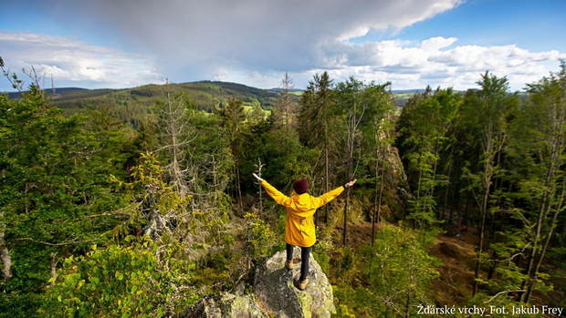 Christina Flagmeier ma 74 lata i właśnie znalazła się na okładce prestiżowego magazynu! Kim jest tajemnicza srebrnowłosa piękność?
