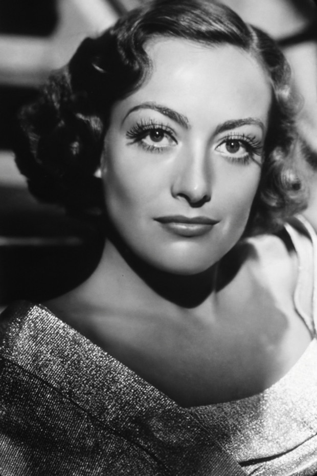 Joan Crawford jest prekursorką adopcyjnego trendu wśród gwiazd. Niestety, nie okazała się dobrą matką. Tak przynajmniej mówiła o niej córka Christina, którą Joan adoptowała w 1939 roku.