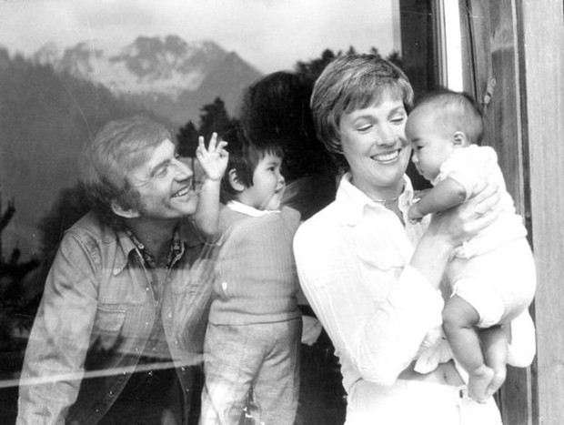 Julie Andrews I Blake Edwards: Amy Leigh (między rodzicami) i Joanna Lynne odmieniły życie znanego małżeństwa. „Na początku dziewczynki miały bardzo smutne oczy, z czasem jednak pokochały nas tak mocno jak my je” – opowiadała aktorka.