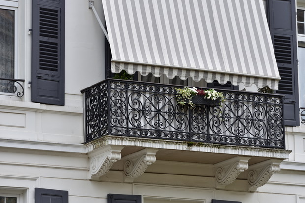 Tkaniny na markizy - jakie powinna spełniać warunki i jak ją wymienić?