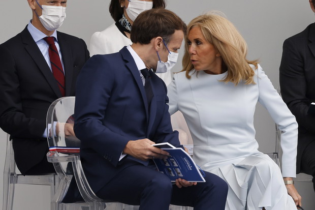 Wielka wpadka Brigitte Macron na paradzie z okazji Dnia Bastylii - Pocałunek z Maską rozwścieczył Francuzów!