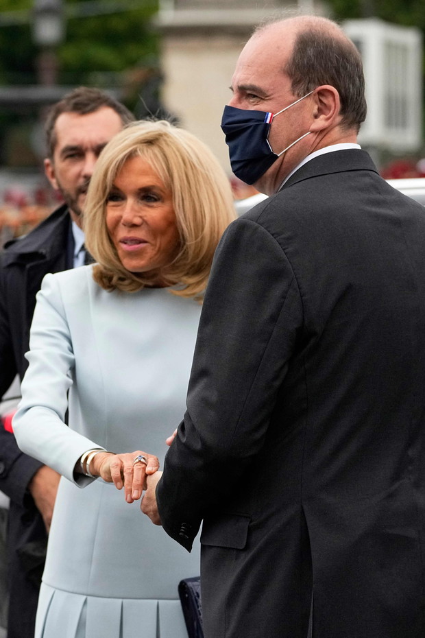 Wielka wpadka Brigitte Macron na paradzie z okazji Dnia Bastylii - Pocałunek z Maską rozwścieczył Francuzów!
