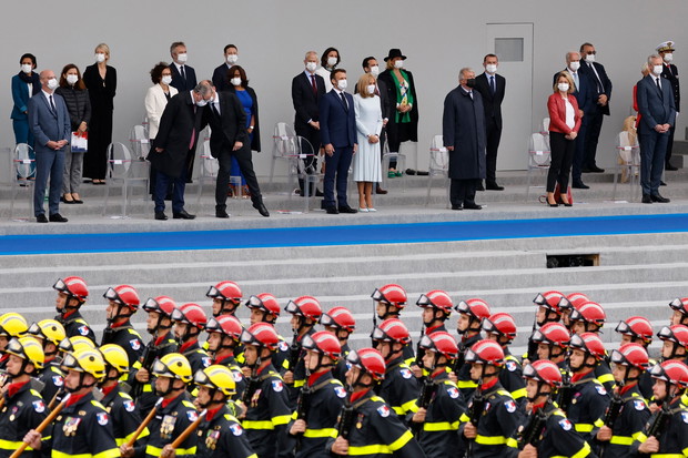 Wielka wpadka Brigitte Macron na paradzie z okazji Dnia Bastylii - Pocałunek z Maską rozwścieczył Francuzów!