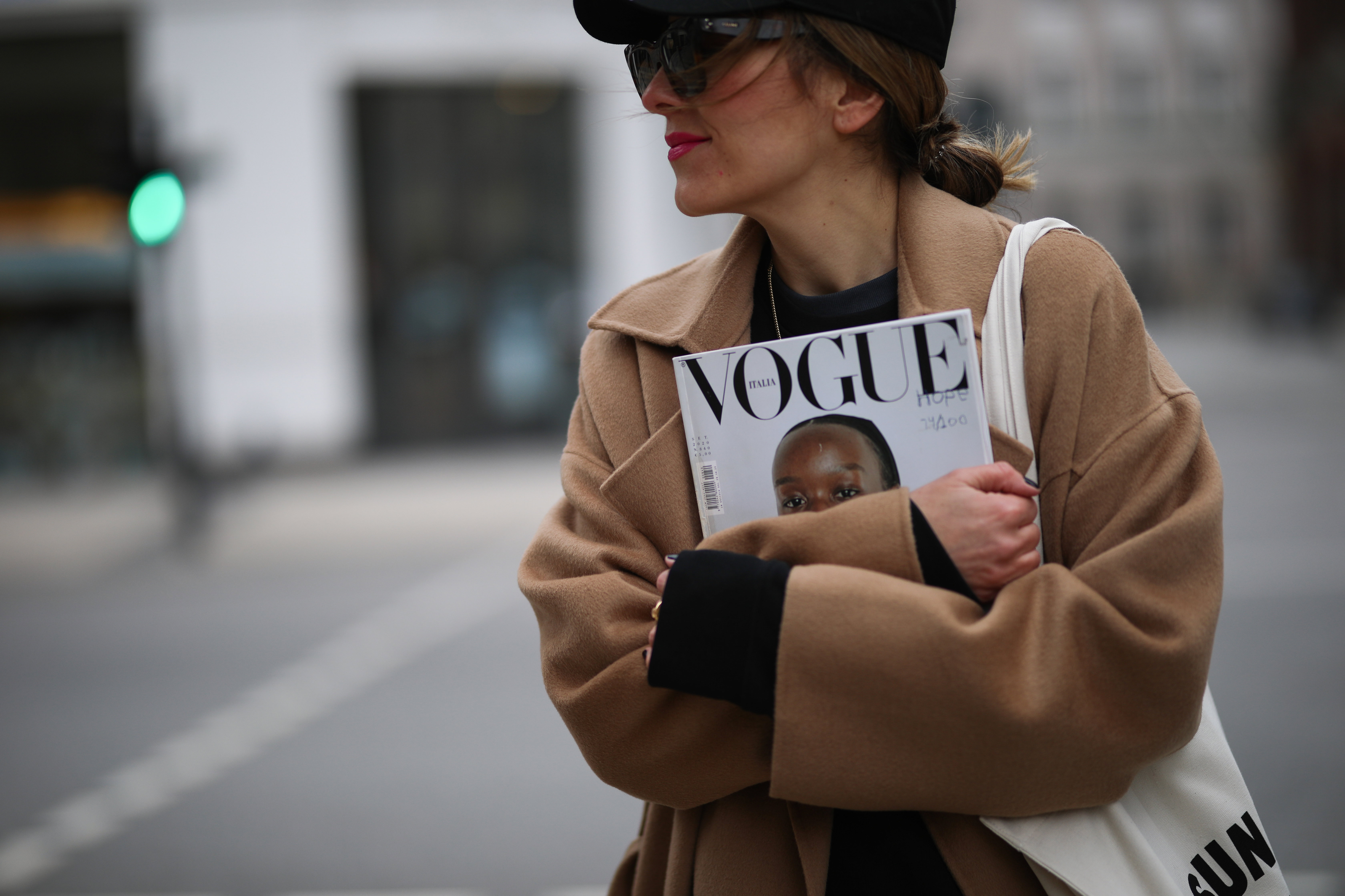 Wełna na płaszcz, marynarkę czy spodnie - szlachetna i naturalna tkanina, która nigdy nie wychodzi z mody