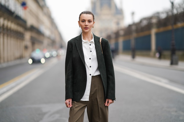 Wełna na płaszcz, marynarkę czy spodnie - szlachetna i naturalna tkanina, która nigdy nie wychodzi z mody