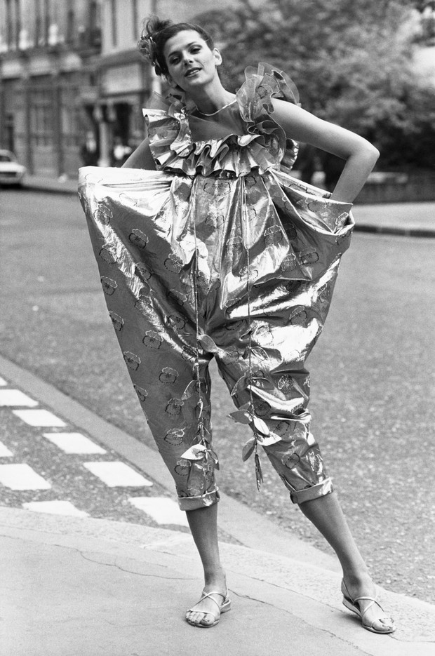 Modelka w połyskującym kombinezonie - 1978