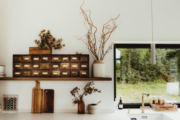 KOBIETA OD KUCHNI - biała, jasna kuchnia, duży stół i szafka na przyprawy