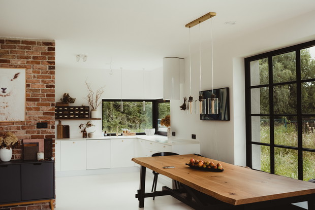 KOBIETA OD KUCHNI - biała, jasna kuchnia, duży stół i szafka na przyprawy