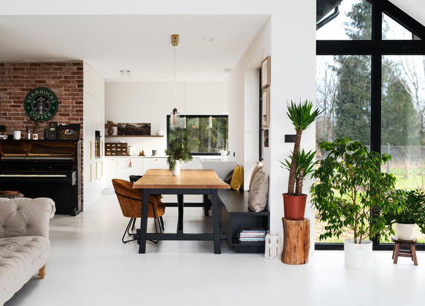 KOBIETA OD KUCHNI - biała, jasna kuchnia, duży stół i szafka na przyprawy