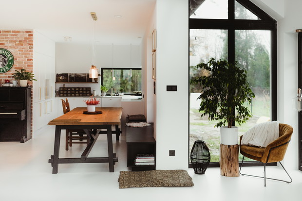 KOBIETA OD KUCHNI - biała, jasna kuchnia, duży stół i szafka na przyprawy