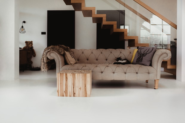 KOBIETA OD KUCHNI - biała, jasna kuchnia, duży stół i szafka na przyprawy