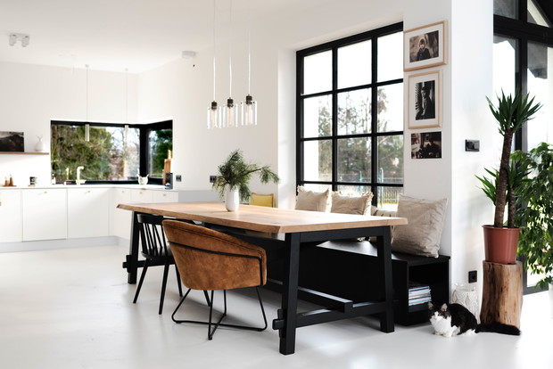 KOBIETA OD KUCHNI - biała, jasna kuchnia, duży stół i szafka na przyprawy