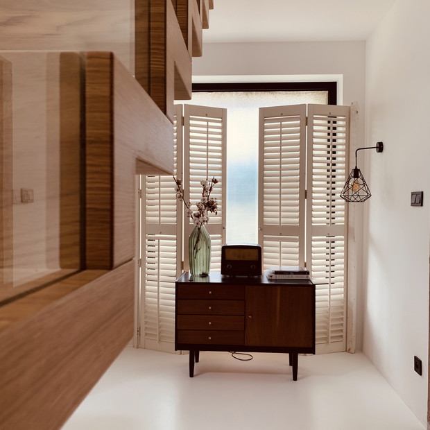 KOBIETA OD KUCHNI - biała, jasna kuchnia, duży stół i szafka na przyprawy