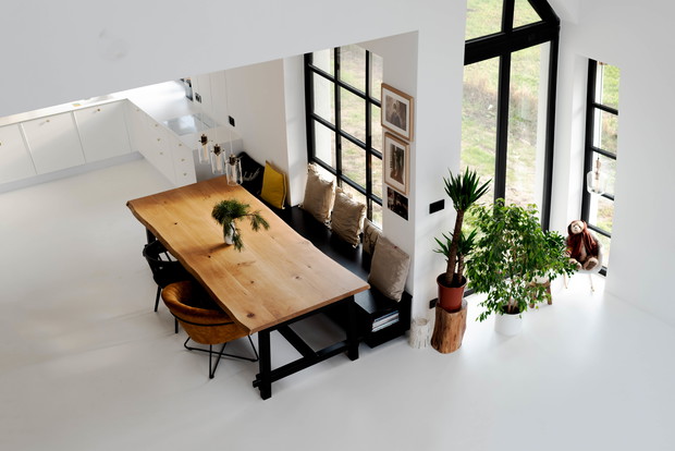 KOBIETA OD KUCHNI - biała, jasna kuchnia, duży stół i szafka na przyprawy