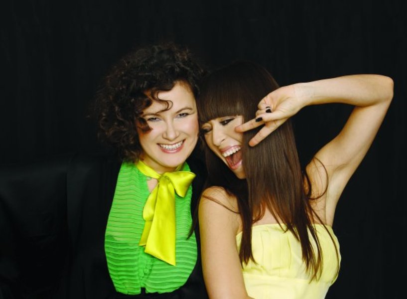 NATALIA KUKULSKA I VIOLA ŚPIECHOWICZ Przyjaciółki na tratwie