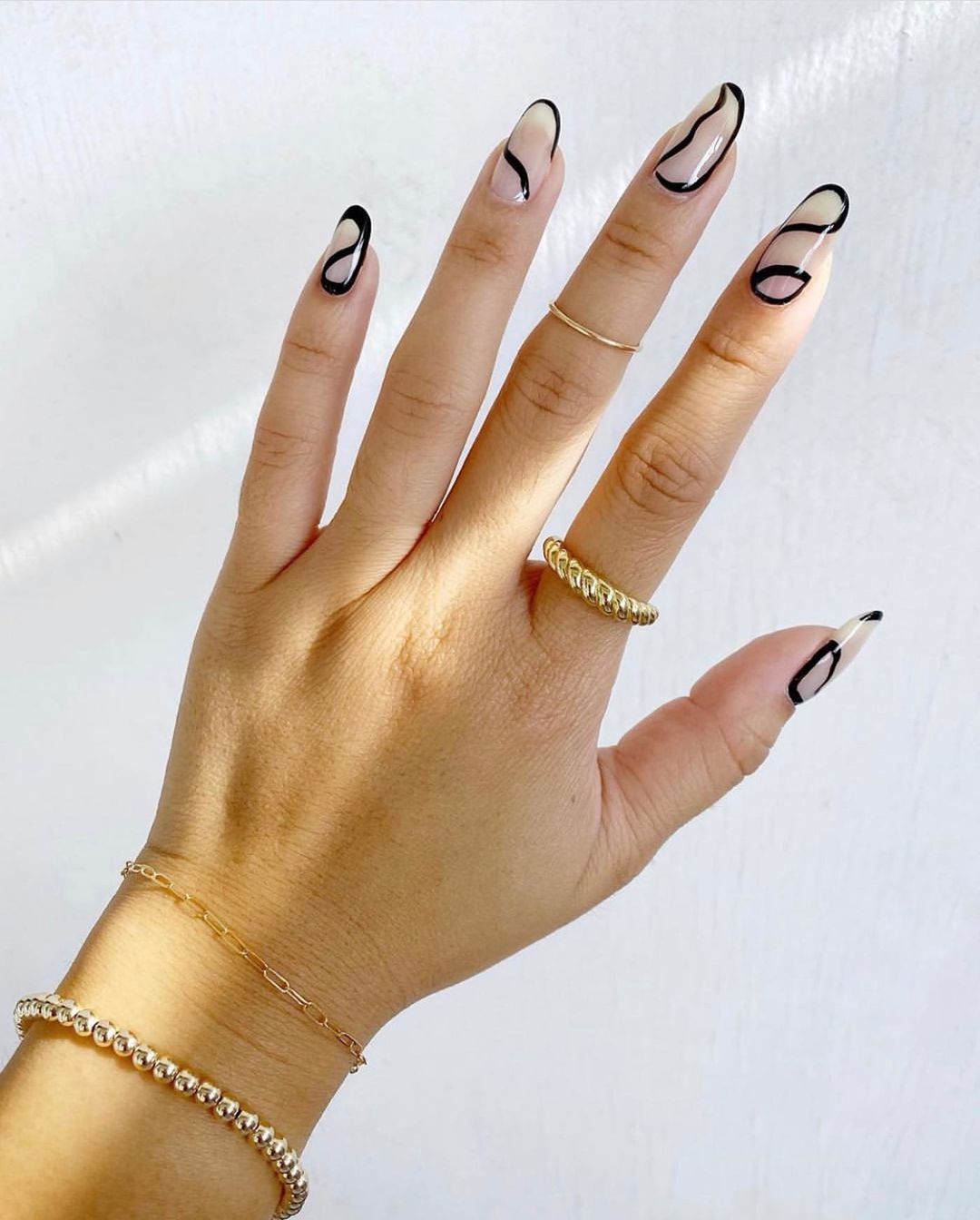 Modne paznokcie na jesień. Te wzory podbijają teraz Instagram [Trendy 2020]