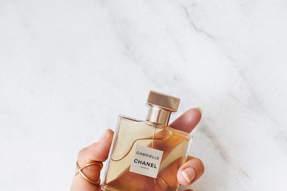 Perfumy damskie jesień 2020: najładniejsze trwałe zapachy dla Niej