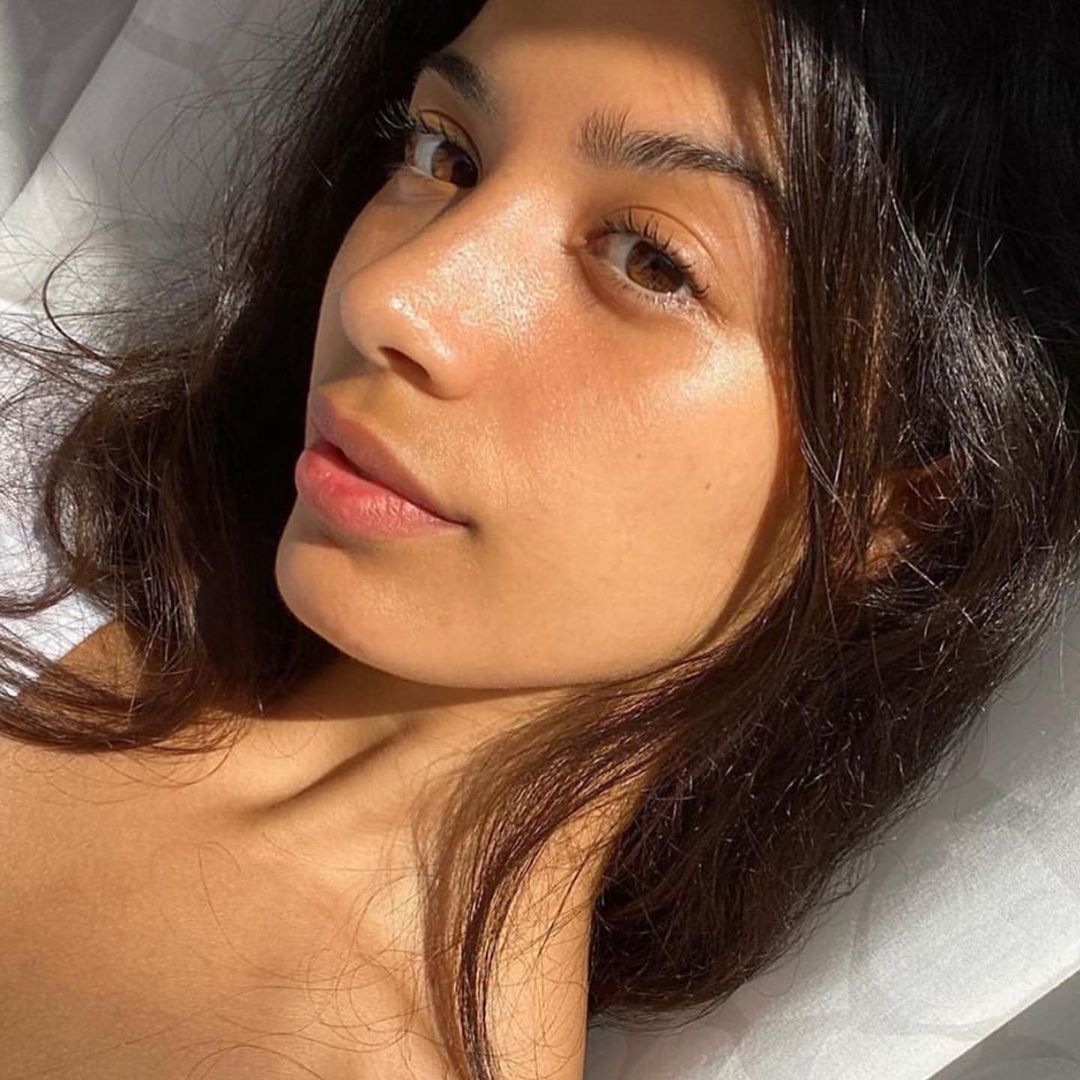 Sucha skóra twarzy: kosmetyki, domowe sposoby, czego unikać