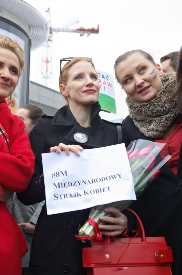 Jessica Chastain na Międzynarodowym Strajku Kobiet w Warszawie