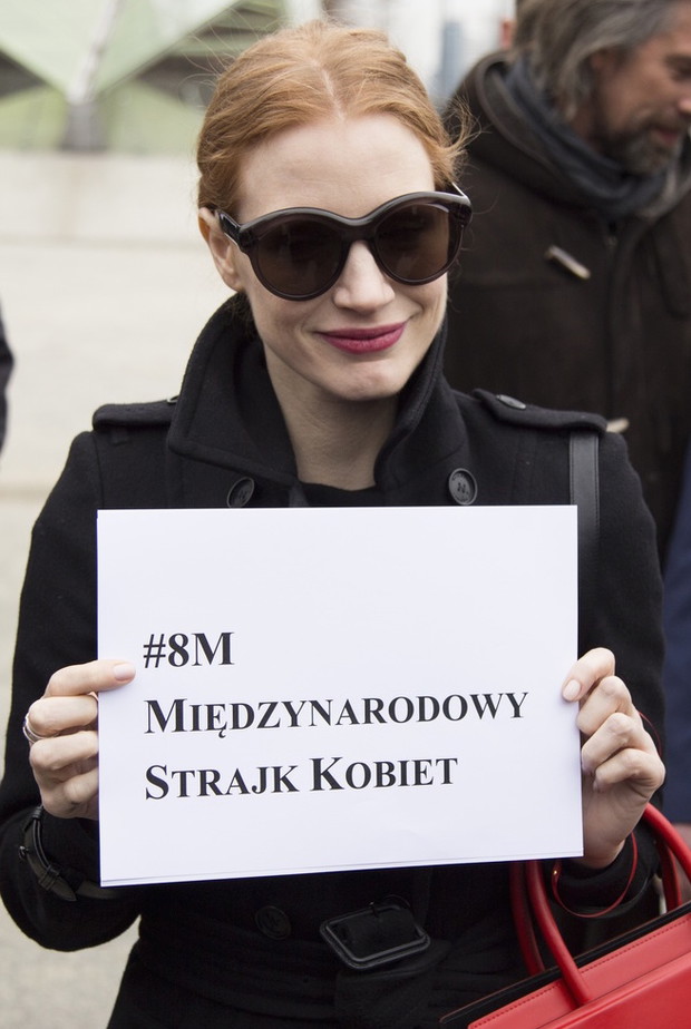 Jessica Chastain na Międzynarodowym Strajku Kobiet w Warszawie