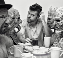 "Chcę pomagać dzieciakom, bo sam byłem nieśmiałym nastolatkiem z trądzikiem, a zostałem królem internetu."