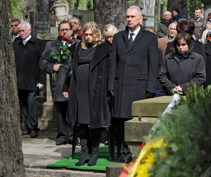 Barbara Nowacka z ojcem Jerzym Nowackim na pogrzebie tragicznie zmarłej Izabeli Jarugi-Nowackiej 22 maja 2010 r. Cztery dni później Barbara urodziła córkę Zosię.