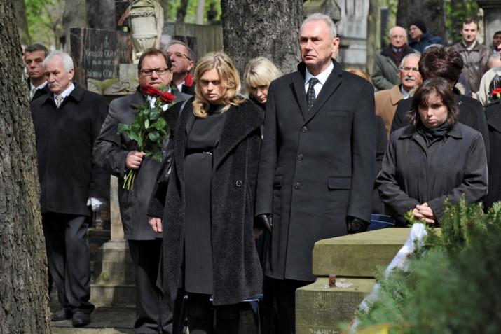 Barbara Nowacka z ojcem Jerzym Nowackim na pogrzebie tragicznie zmarłej Izabeli Jarugi-Nowackiej 22 maja 2010 r. Cztery dni później Barbara urodziła córkę Zosię.