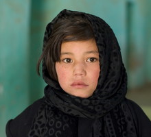 9-letnia dziewczynka sprzedana przez rodzinę w zamian za jedzenie . "To jest twoja panna młoda. Proszę, nie bij jej"