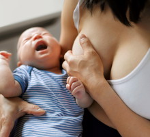 Nakarmiła piersią dziecko w aucie. Dostała mandat