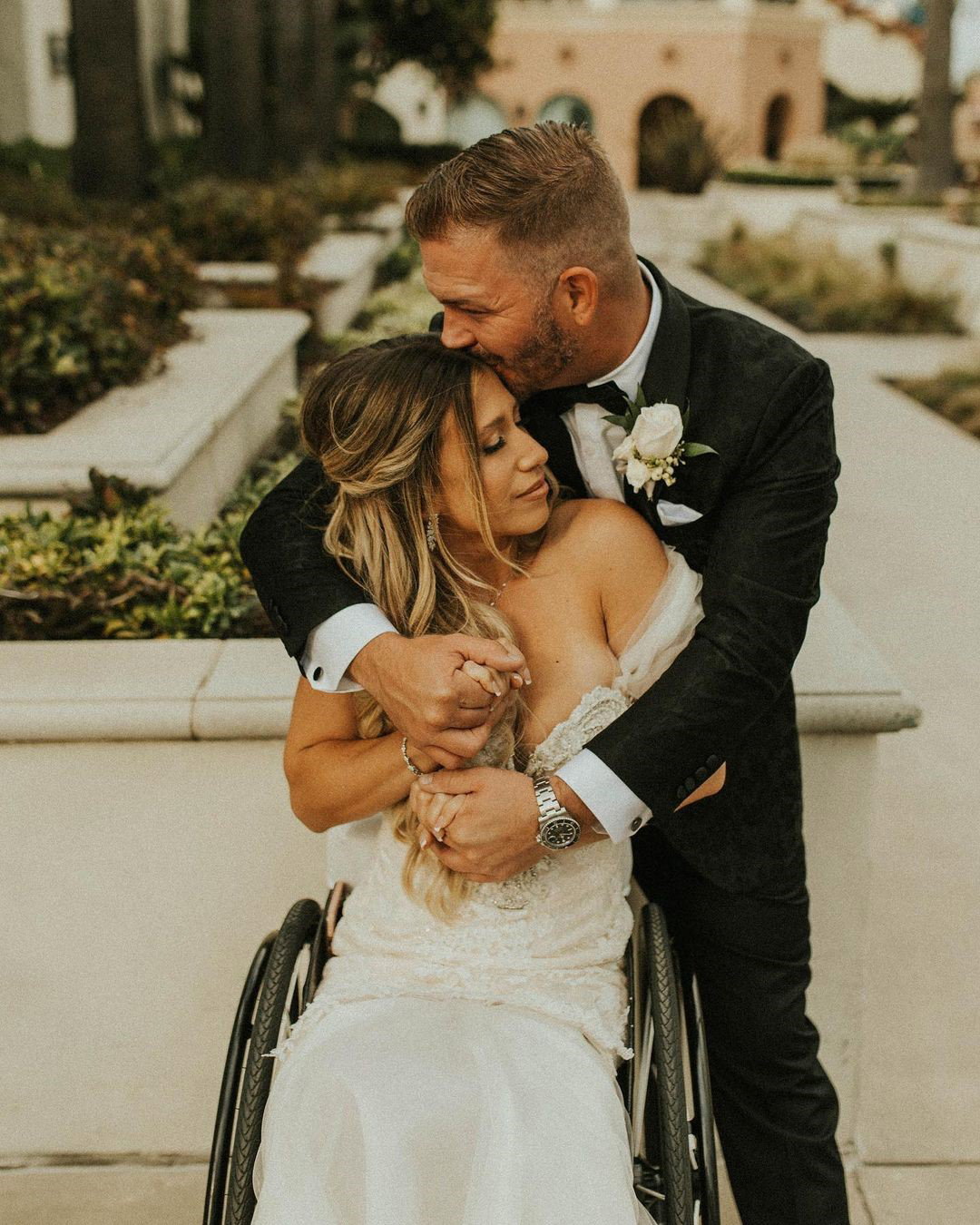 Panna młoda, która od lat jest sparaliżowana, marzyła, żeby w dniu ślubu pójść do ołtarza. Goście nie kryli łez wzruszenia